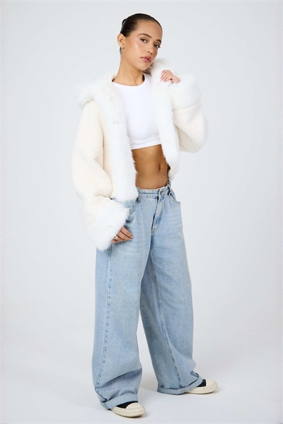 Куртка с капюшоном из искусственного меха цвета кремового артикул 148297966