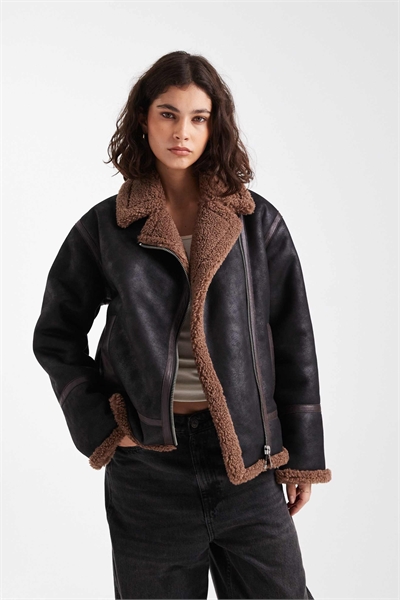 Куртка-косуха с подкладкой из искусственной замши бордового и коричневого цветов артикул 150504516