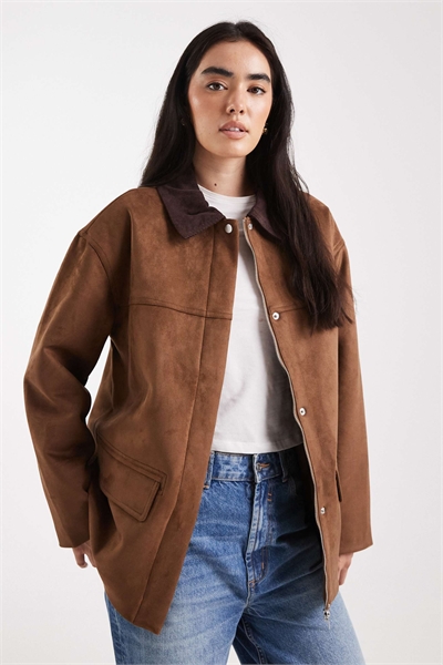 Куртка-барн с контрастным воротником из искусственной замши коричневого цвета артикул 148031841