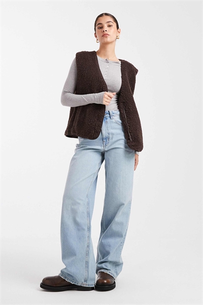 Безрукавка из плюша артикул 150263461