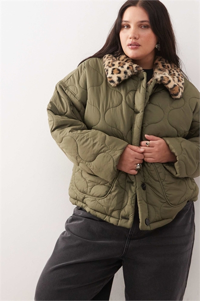 Стеганое пальто с воротником из искусственного меха под леопарда артикул 151739428
