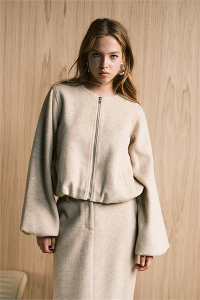 Комплект из бомбер-жакета без воротника с рукавами-баллонами из шерсти и брюк бежевого цвета артикул 148031849