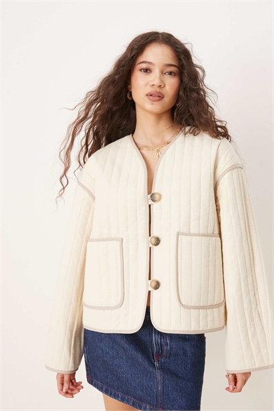 Стеганая куртка кремового цвета с карманами артикул 141104142