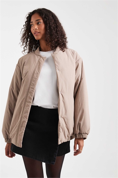 Бомбер с утеплителем и свободным кроем артикул 142324118