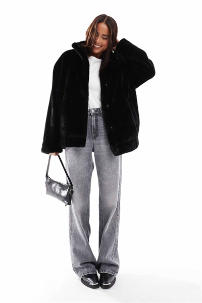 Бомбер из искусственного меха свободного кроя артикул 134657311