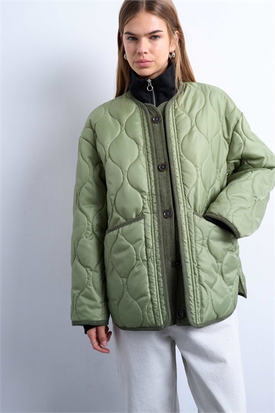 Куртка-линер с широкой планкой и двухцветной отделкой артикул 142430282