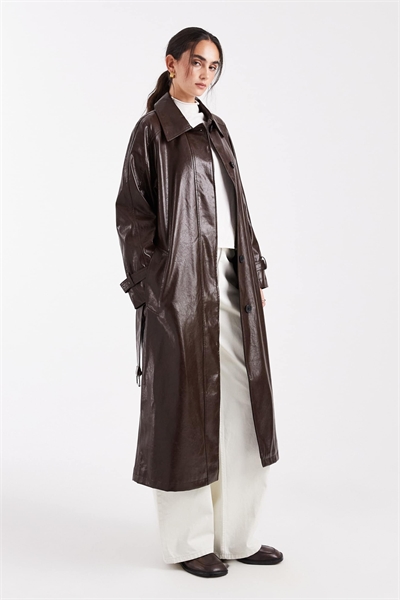 Тренч с виниловым воротником артикул 148890404