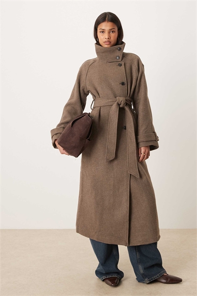 Шерстяное пальто средней длины с поясом и воротником-воронкой серого цвета артикул 151999828