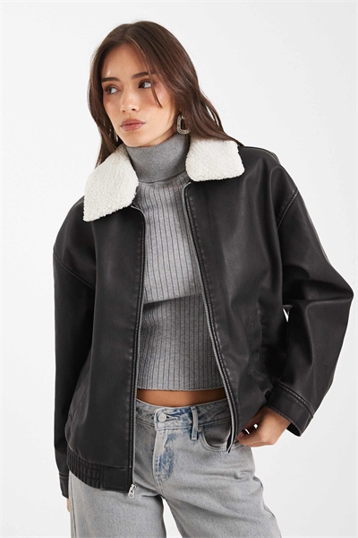 Бомбер из искусственной кожи со съемным воротником из овчины артикул 152001164