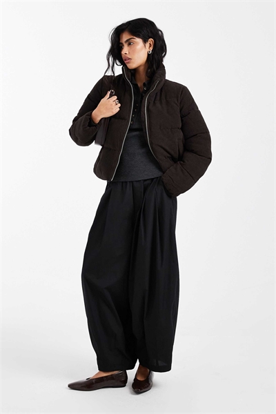 Короткая вельветовая куртка-пуховик шоколадно-коричневого цвета артикул 150559823