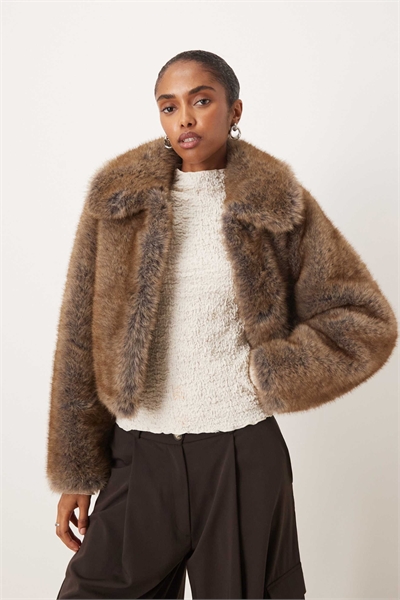 Короткая куртка из искусственного меха с отделкой воротника артикул 151860431