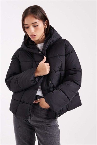 Короткое пуховое пальто с потайной застежкой-молнией черного цвета артикул 150559853