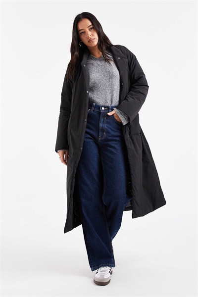 Длинное пальто с завязкой на талии черного цвета артикул 148258511