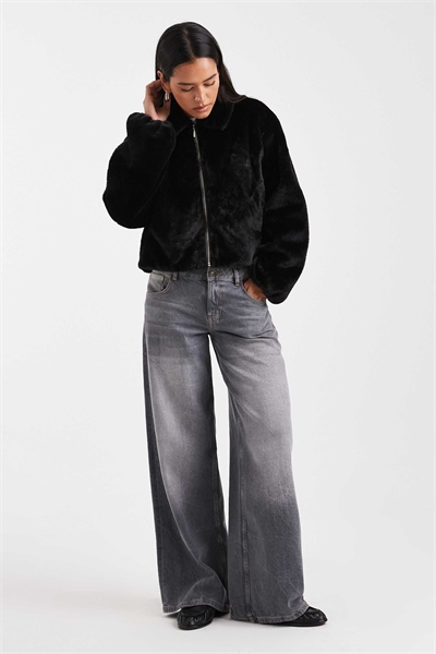 Куртка из искусственного меха на молнии, черного цвета артикул 147763063