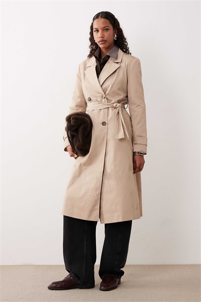 Двубортный длинный тренч с поясом бежевого цвета артикул 143293845