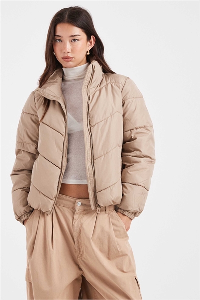 Пуховик цвета «камень» артикул 150559822