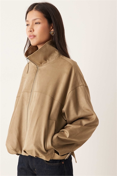 Куртка с высоким воротником из искусственной замши оливкового цвета артикул 151999859