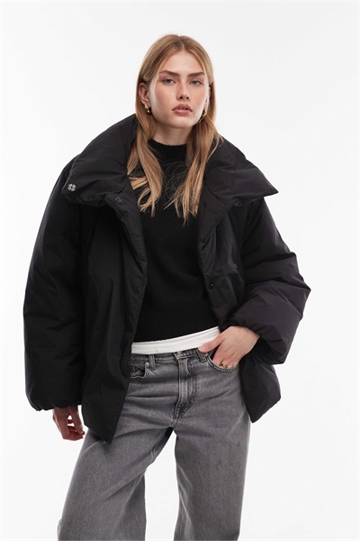 Пуховик из пуха с аккуратной стежкой артикул 151304582