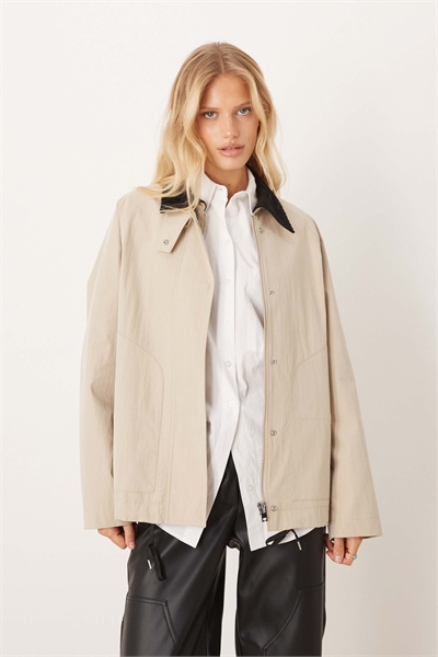 Куртка-барн из смешанной ткани с хлопком и контрастным воротником артикул 150177825