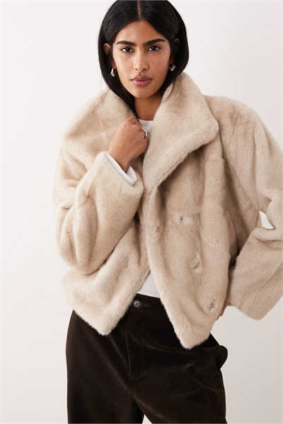 Куртка с большим воротником из искусственного меха бежевого цвета артикул 145392710