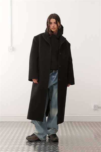 Пальто оверсайз из смешанной шерсти с завышенными плечами артикул 150042971