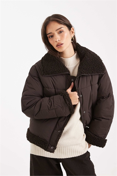 Короткая пуховая куртка с отделкой из борг в шоколадном цвете артикул 150747261