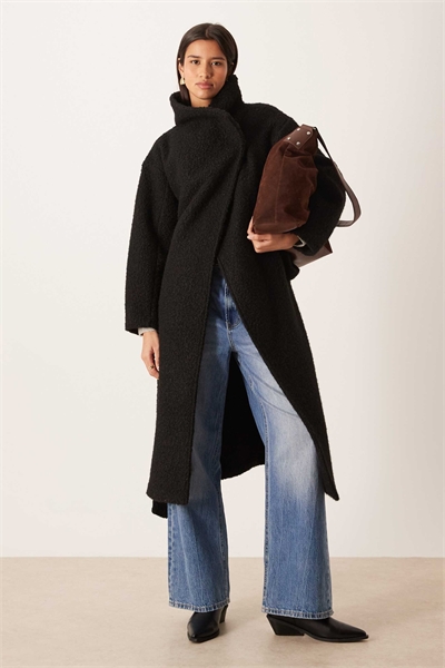 Текстурированное пальто средней длины с поясом, черного цвета артикул 150230160