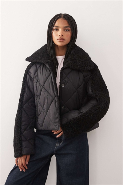 Короткое пальто с стеганым воротником и вставкой из плюша черного цвета артикул 151739419