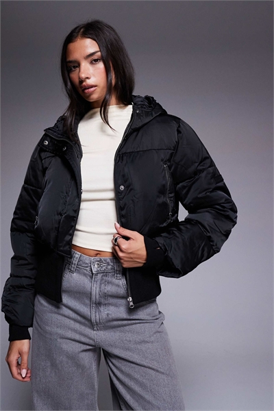 Короткое утепленное пальто Weekend Collective с ребристой корсетной талией черного цвета артикул 143301047