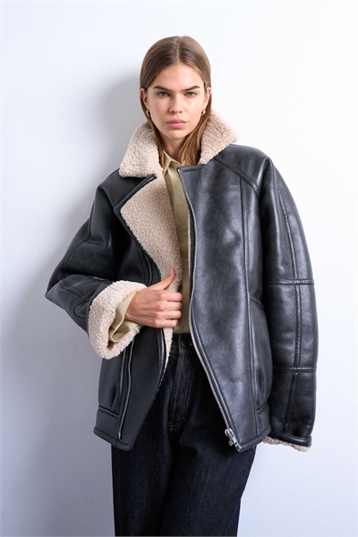 Бомбер-авиатор из овчины с винтажной обработкой и очень свободным кроем артикул 142325012
