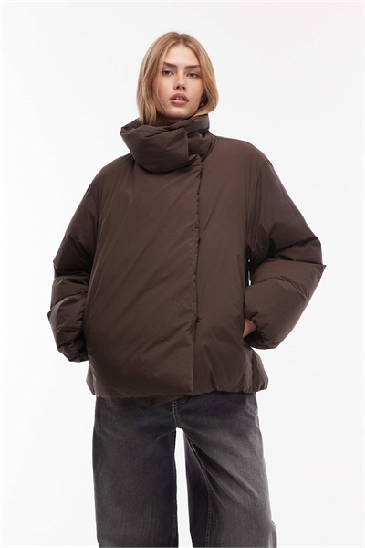 Пуховик из пуха с аккуратной стежкой артикул 151304583