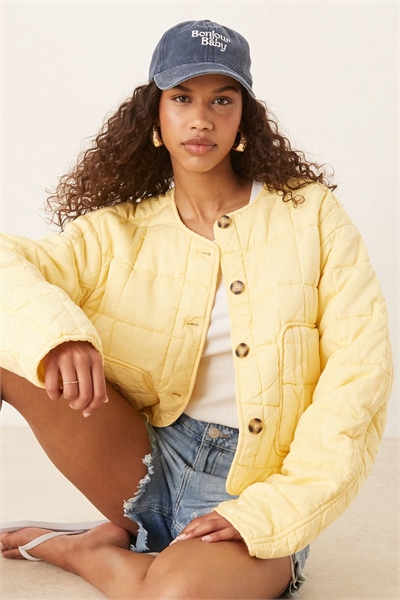 Короткая стеганая куртка без воротника артикул 144909951