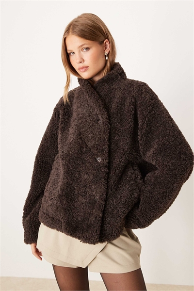 Короткая куртка из боргового меха темно-коричневого цвета артикул 149633765
