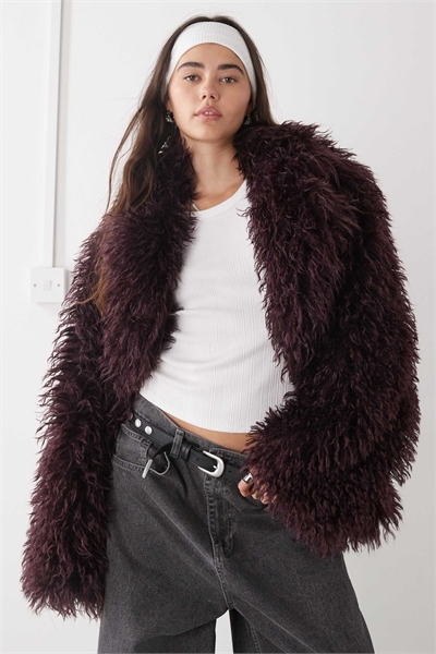 Объемное короткое пальто из искусственного меха с ворсом и декором на воротнике артикул 151051512