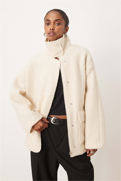 Функциональная куртка с высоким воротником и фактурной поверхностью артикул 151636639