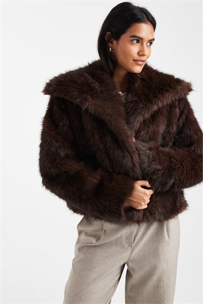 Куртка с объемным воротником из искусственного меха шоколадного цвета артикул 147763056