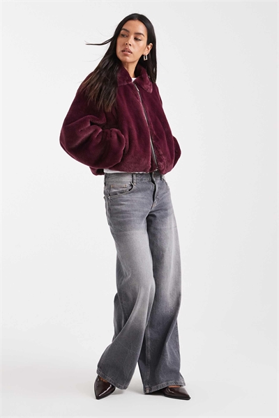 Куртка из искусственного меха с застежкой-молнией, бордового цвета артикул 147763064