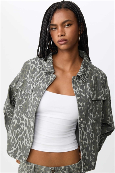 Куртка с карманами и животным принтом цвета хаки артикул 151879647