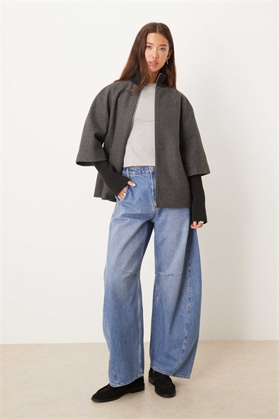 Пальто с рукавами в темно-сером цвете артикул 143724742