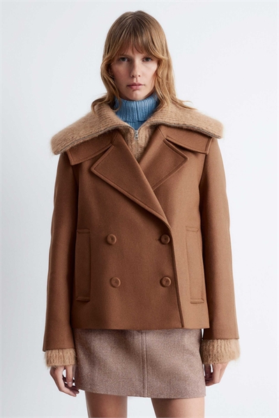 Короткий бушлат с манжетами на ремешках артикул 151023873