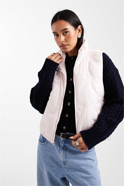 Нейлоновый пуховый жилет с узором в виде бантиков артикул 152001154