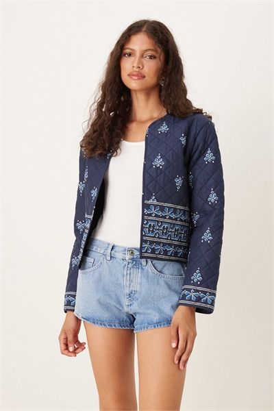 Стеганая легкая куртка с принтом темно-синего цвета артикул 143701905