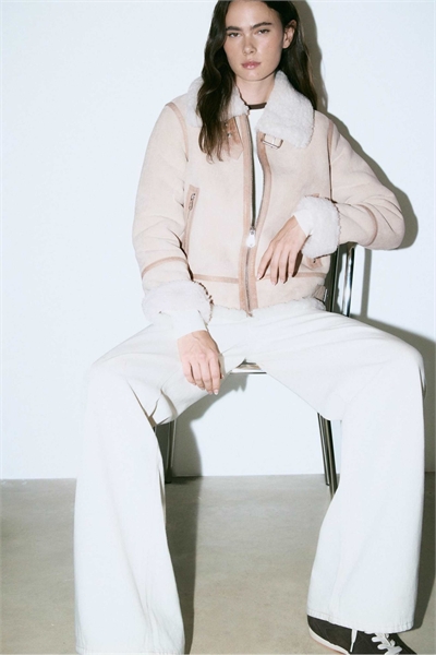 Куртка прямого кроя с подкладкой из искусственной овчины, цвет экрю артикул 152717128