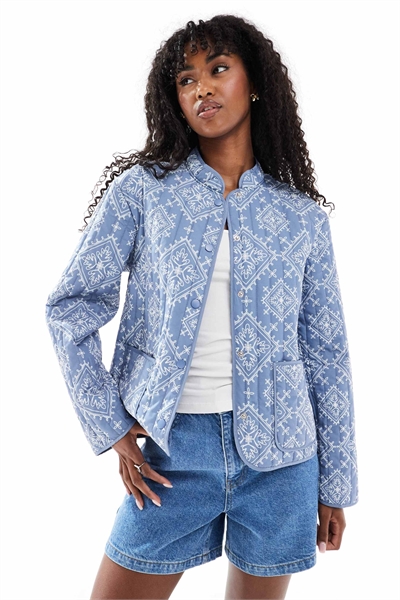 Стеганая куртка с синим геометрическим принтом артикул 147972561