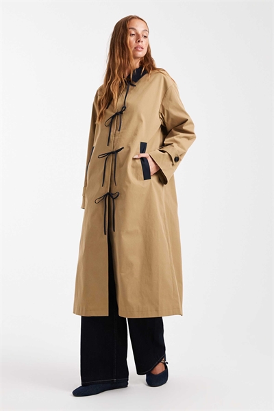 Тренч с бантиками светло-коричневого цвета артикул 147620270