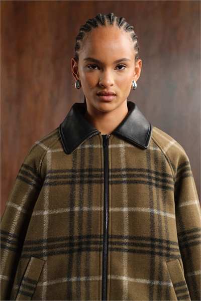 Классическая куртка-бомбер с воротником под кожу артикул 143358035