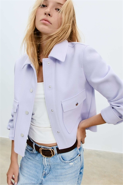 Мягкая короткая куртка лилового цвета артикул 151427682