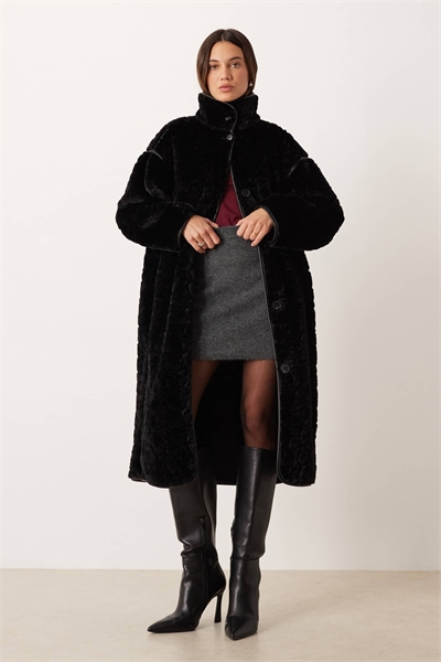 Пальто средней длины из искусственного меха черного цвета артикул 151999849