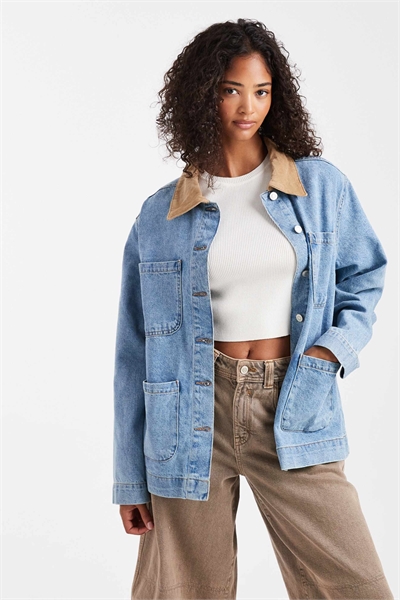 Джинсовая куртка-барн с контрастным воротником артикул 143080653