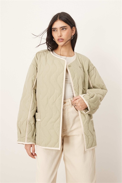 Стеганая куртка оверсайз с контрастной отделкой цвета шалфей артикул 138901487